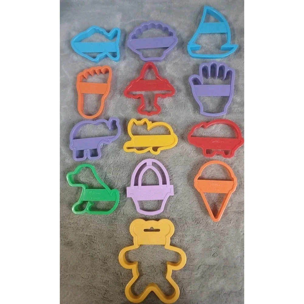 13 Vtg‎ Wilton Cookie Cutters Assorted 1992 Animals Boat Hand Foot Plane READ
